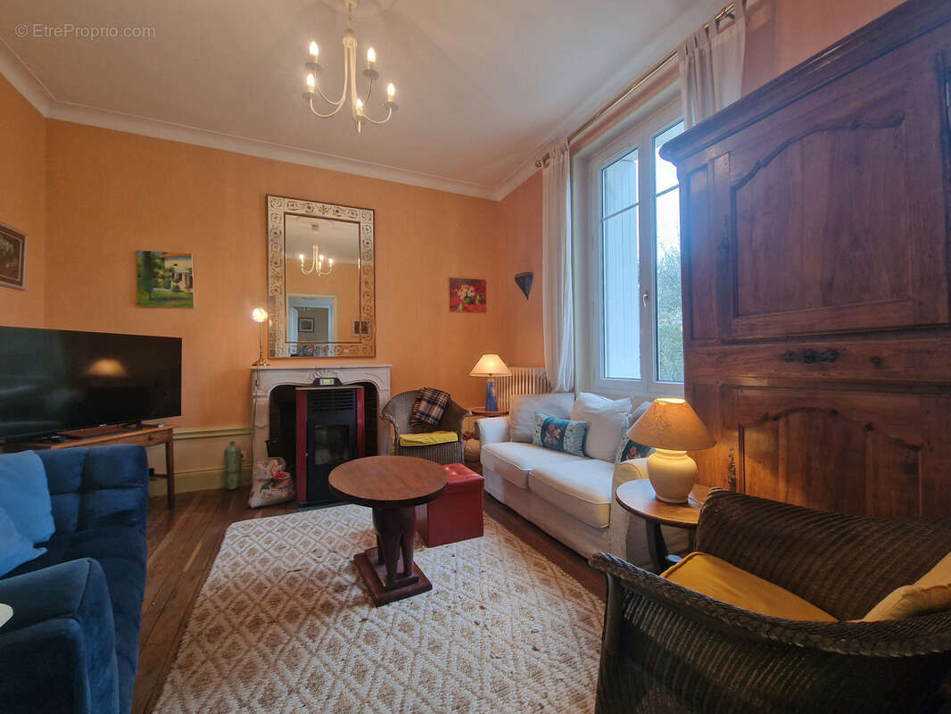 Maison à MONTMOREAU-SAINT-CYBARD