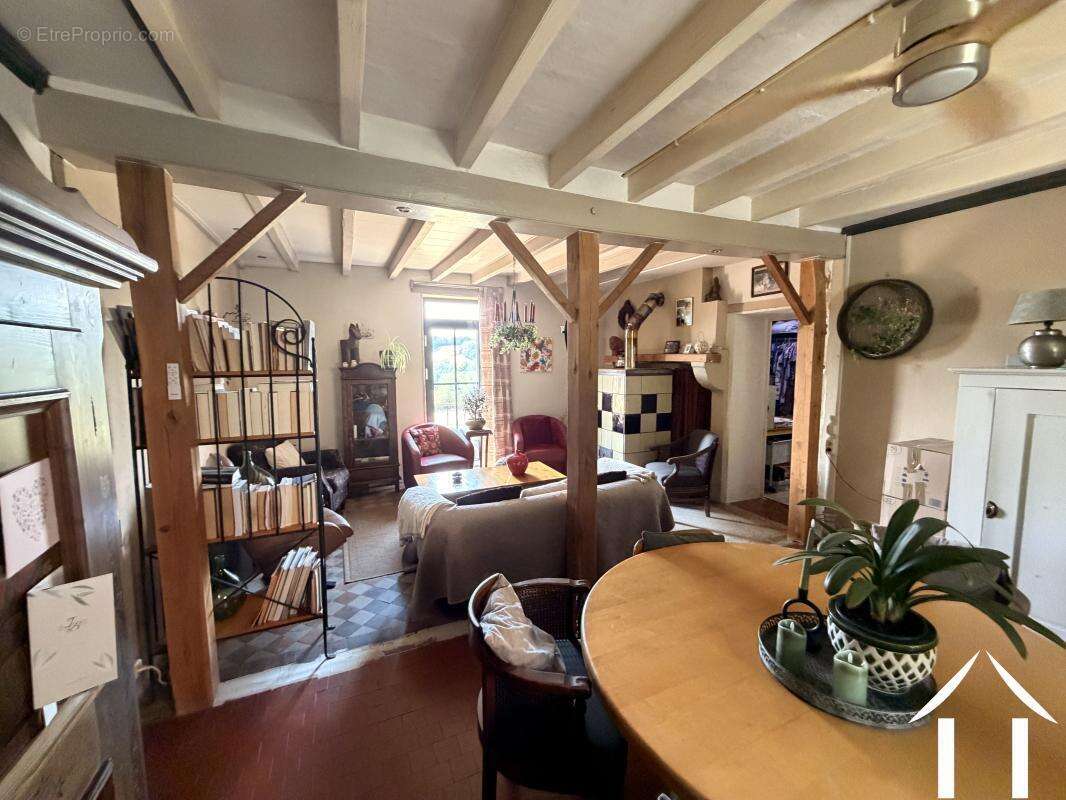 Magnifique maison confortable située dans un petit hameau avec une grande grange en pierre, bâtiments annexes et garage sur plus - photo 3