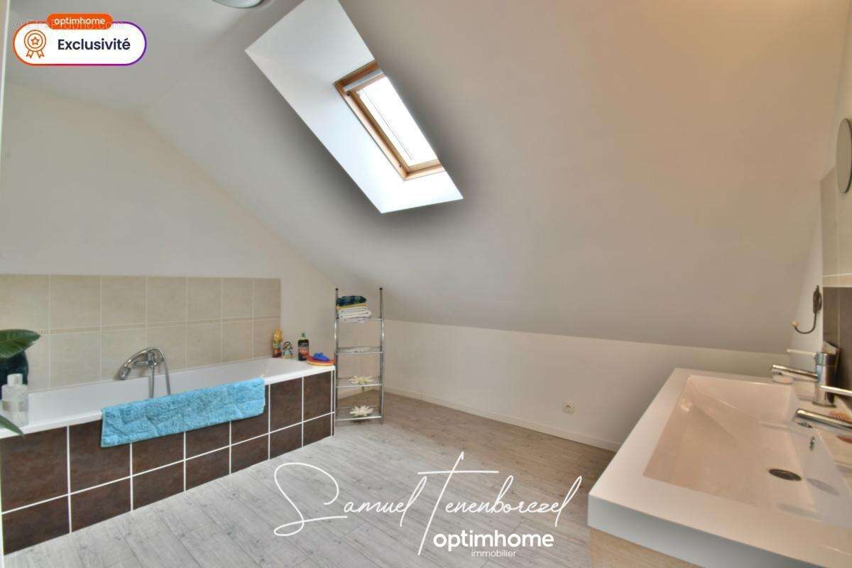 Maison familiale de 196 m² avec 4 chambres, double garage et grand terrain – Beuzeville (27210) - photo 13