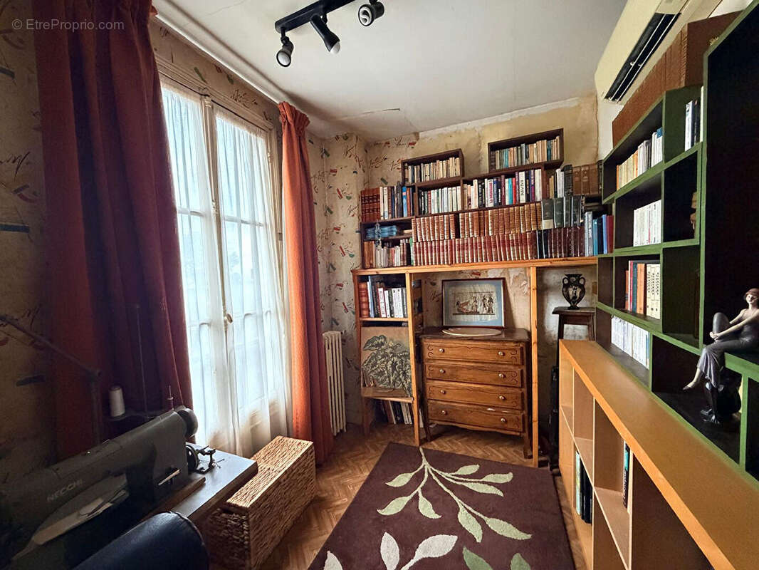 HOUILLES**Maison de caractère 1905 avec jardin sans vis-à-vis et fort potentiel. - photo 8