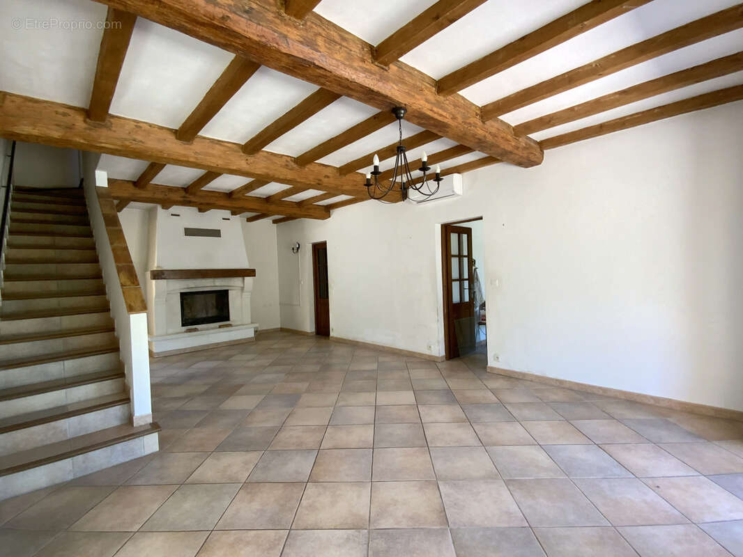 Charmante maison spacieuse avec terrain arboré et piscine. - photo 6