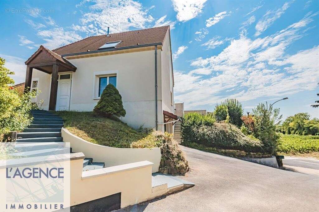 Maison à CHENAY