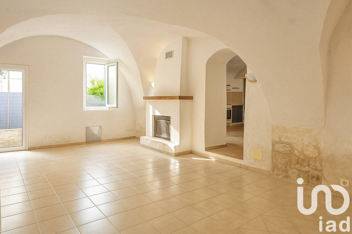 Appartement 89 m² à Saint-Martin-De-La-Brasque  - photo 1