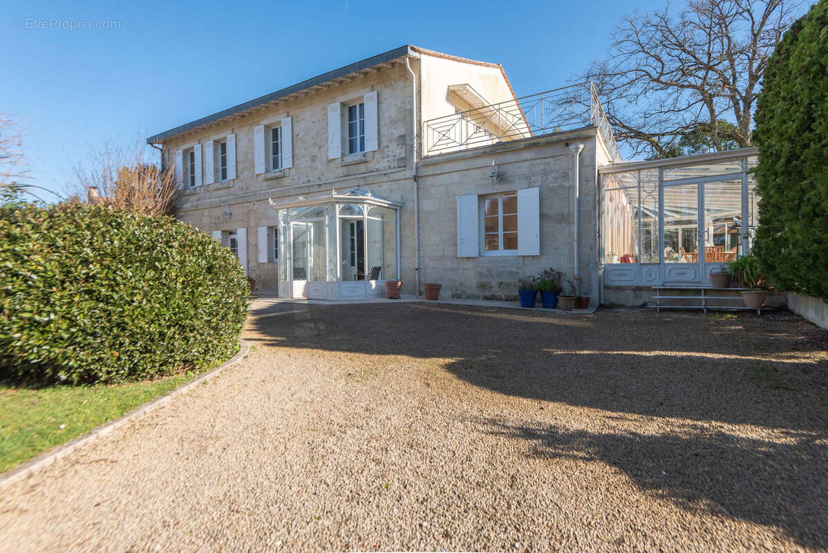Demeure en pierre - 310 m2 - 5 ch - maison d'amis de 50 m2 - parc de 2386 m2 - photo 4