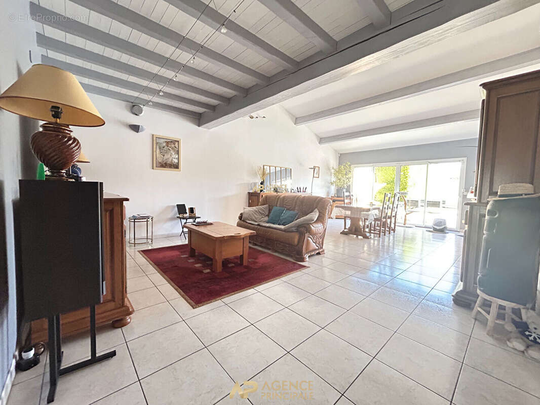 Aytré Maison familiale avec piscine, vie de plain-pied et 3 garages -141m2 - photo 5