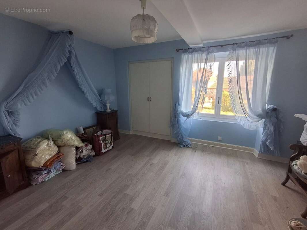 Grande maison familiale à rénover, grange, dépendances et plus de 2 hectares de terrain - photo 7