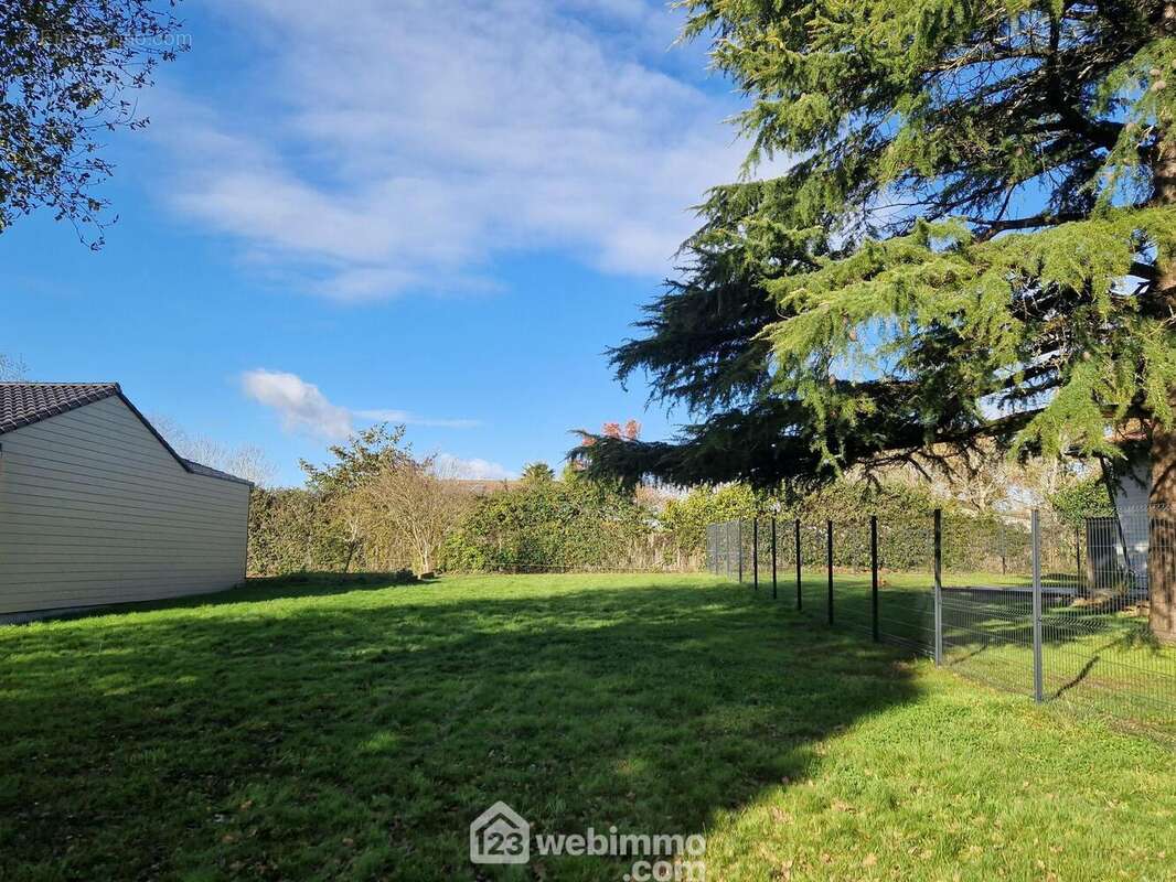 Terrain à LES CLOUZEAUX