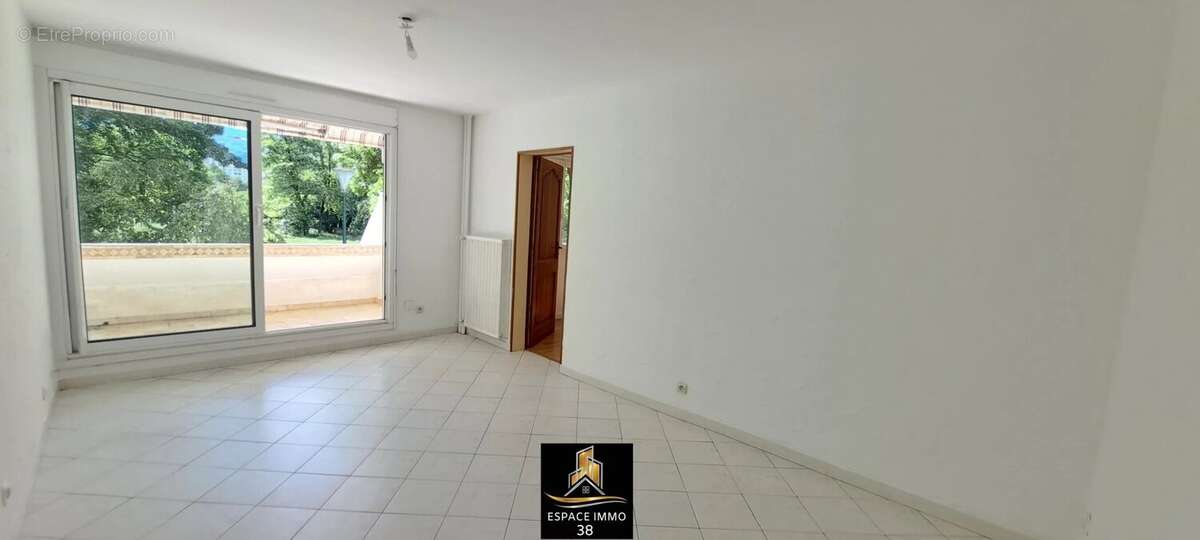 GRENOBLE - Appartement T6 de 102 m2 avec terrasse, cave, parking couvert - photo 3