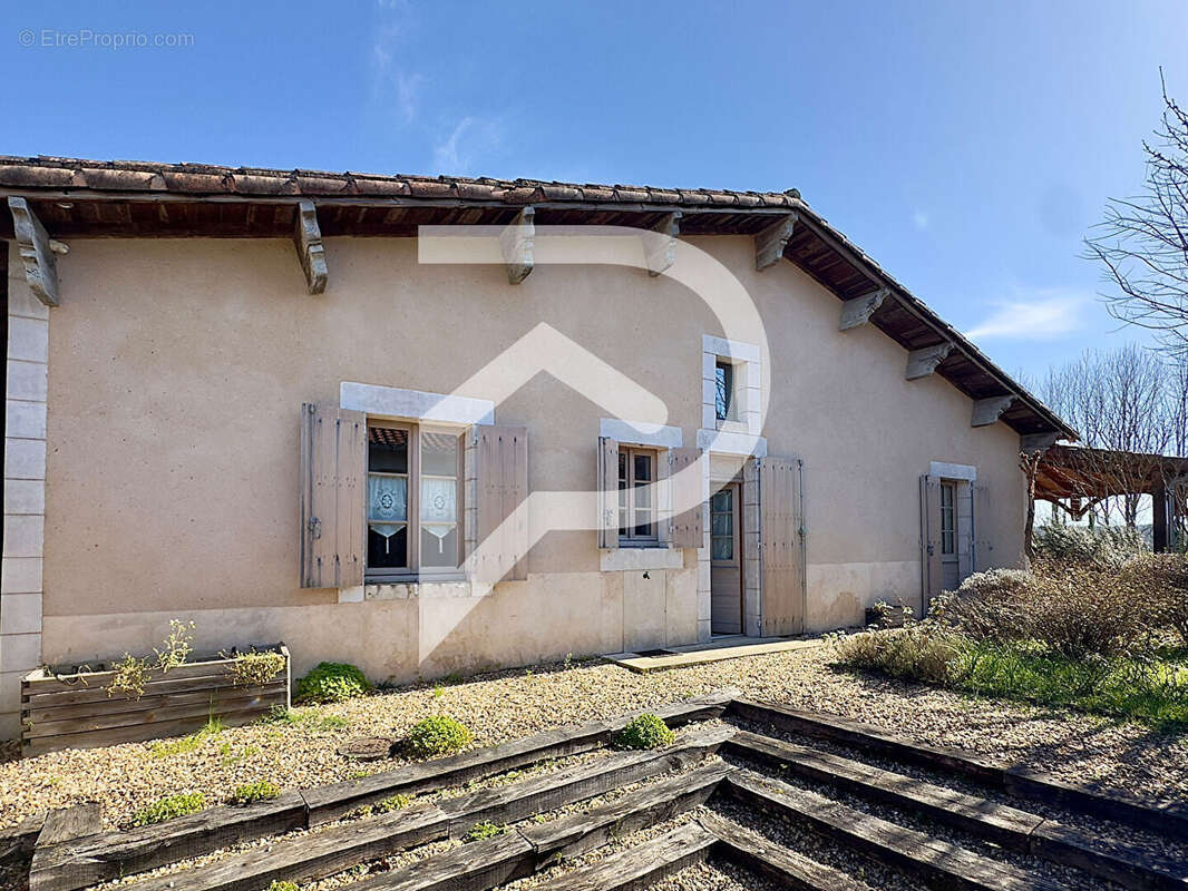 Maison à SAINT-FRONT-DE-PRADOUX
