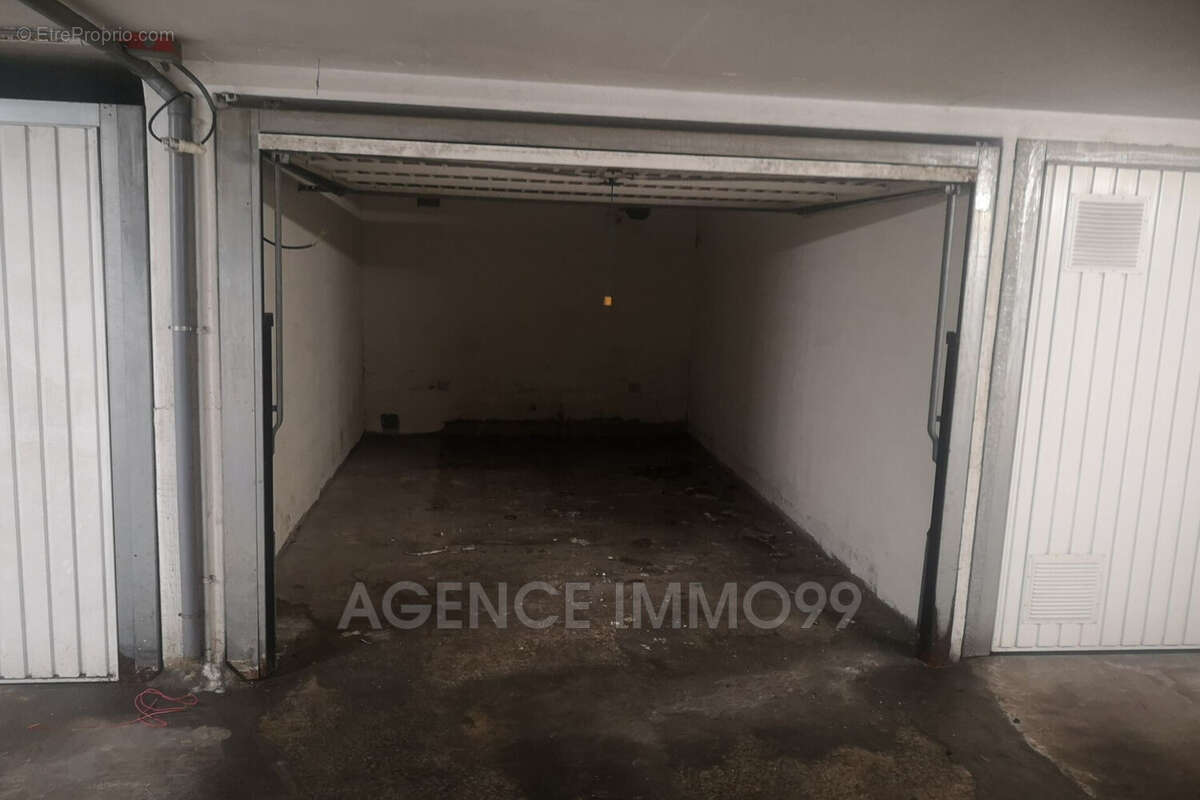 Parking à VALLAURIS