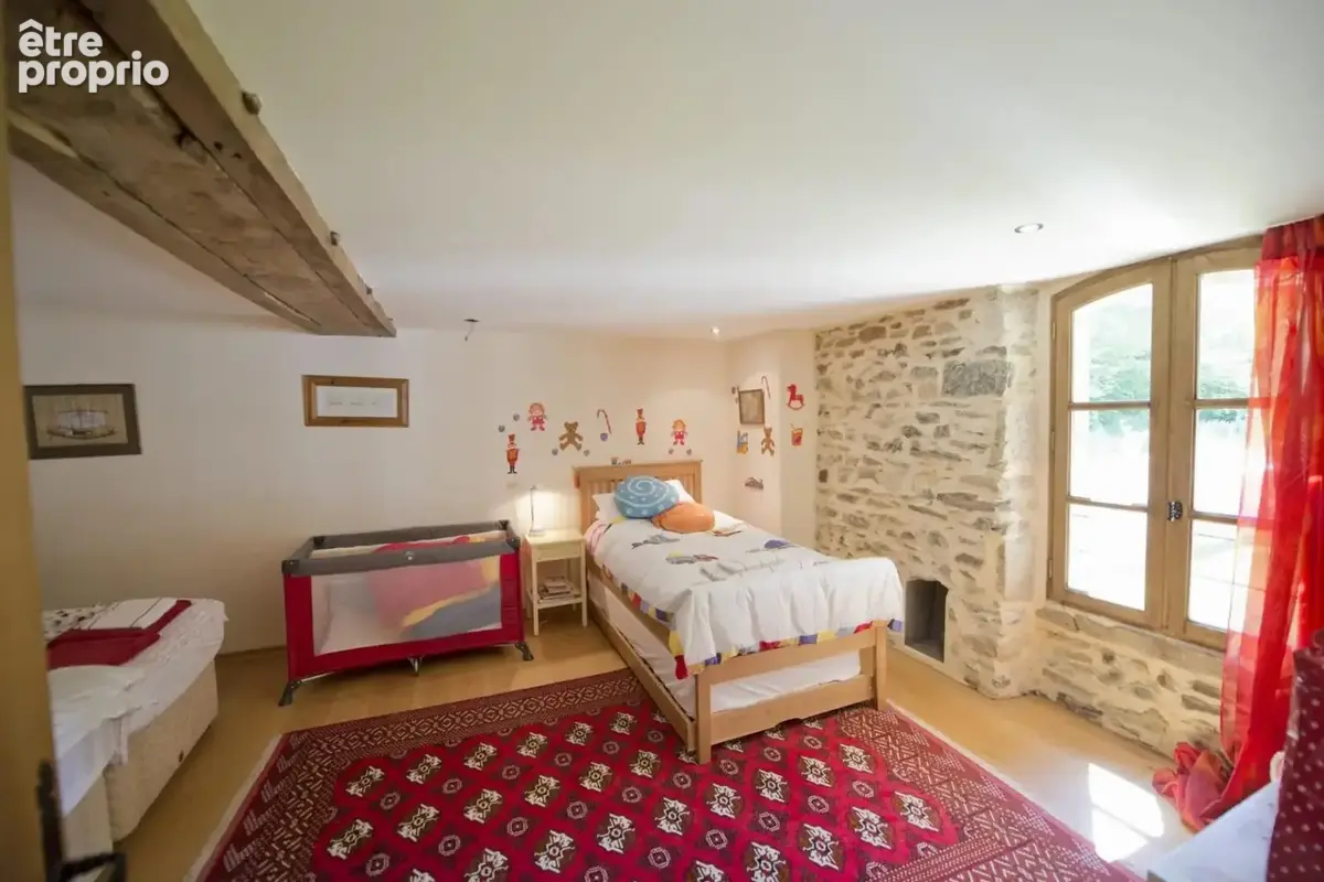 Moulin magnifiquement restauré offrant cinq chambres, 2.7 ha de terrain avec piscine et grange - photo 13