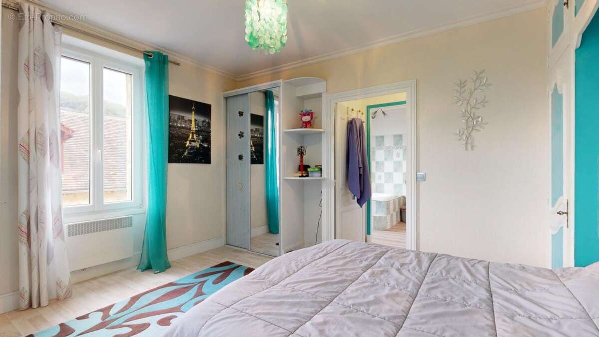 Ensemble-en-pierre-comprenant-5-gites-et-une-maiso - Maison à VEZAC