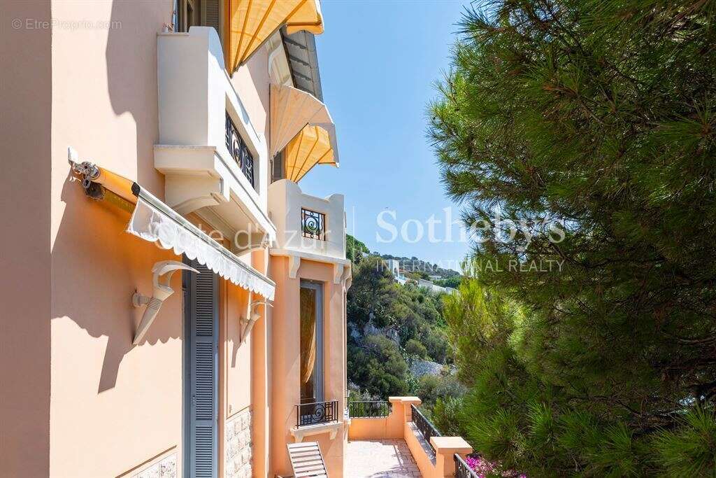 Cap de Nice, villa pieds dans l'eau de 229 m² avec accès direct à la mer et deux garages - photo 17