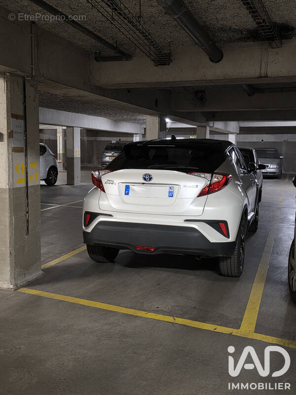 Photo 1 - Parking à TOURS