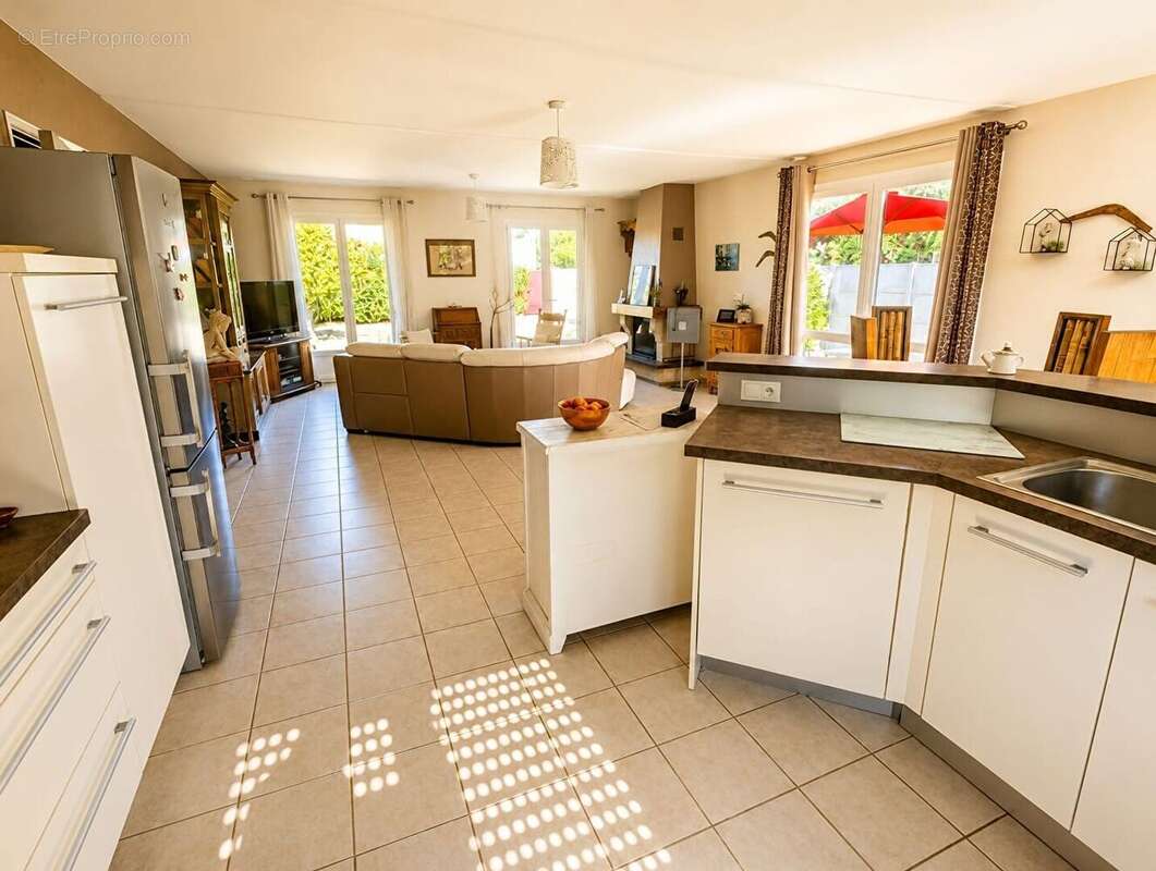 Challans Maison  plain-pied 102m² environ, 3 chambres, jardin et dépendances. - photo 5
