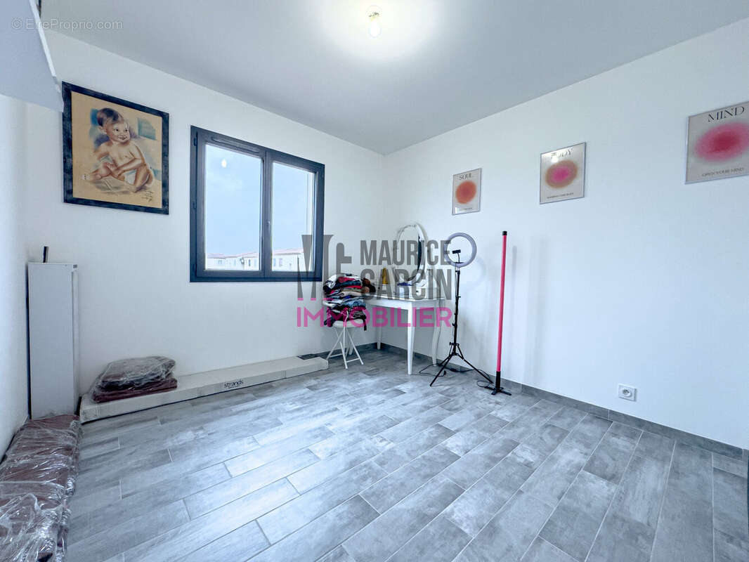 Maison à LAUDUN-L'ARDOISE