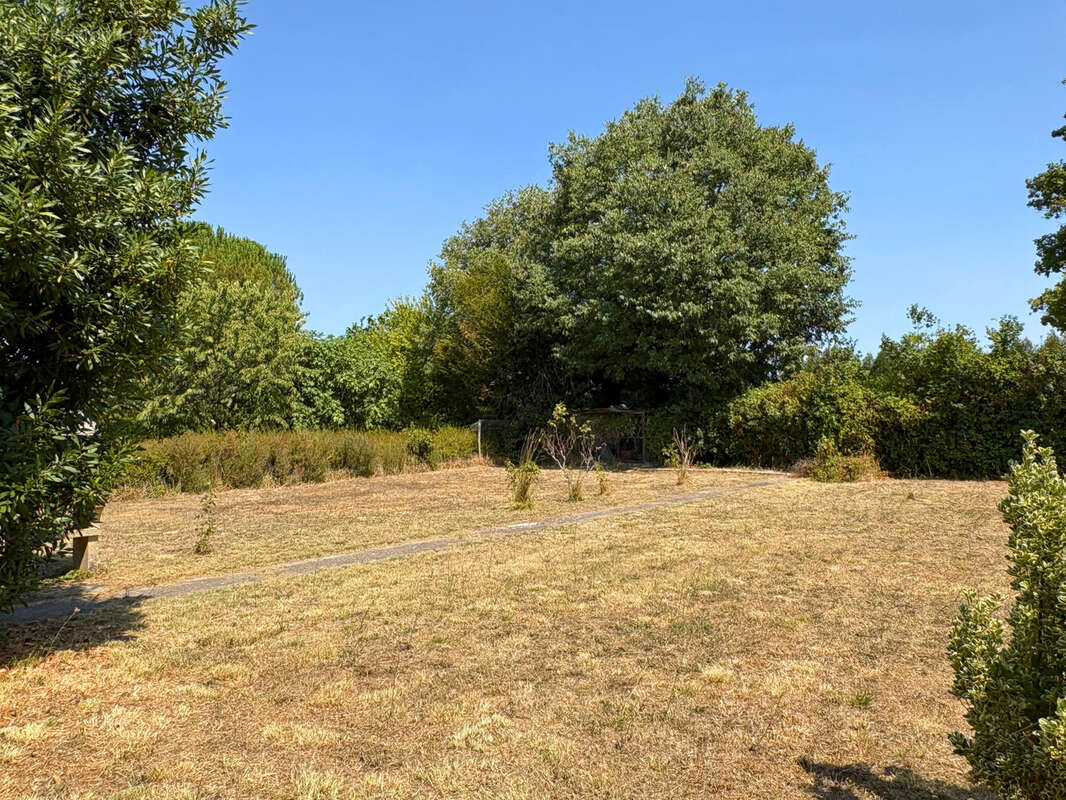 MAISON FAMILIALE avec grand garage et terrain clos à seulement 8 minutes de COGNAC - photo 13
