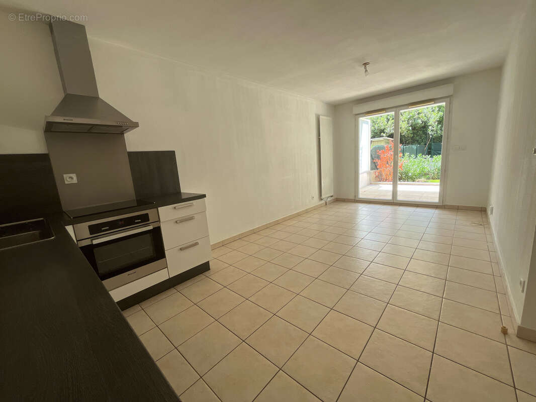 Appartement t3 , terrasse et jardin prive + garage box à la seyne sur mer porte marine - photo 6
