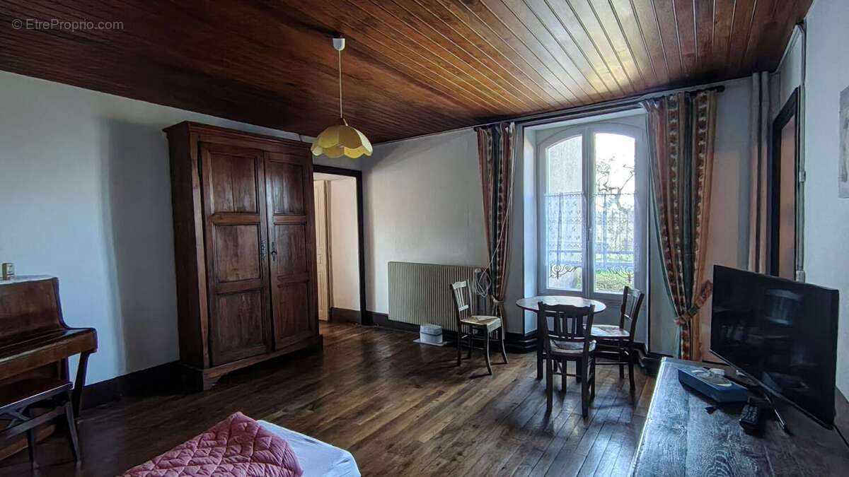 Maison à CERISIERES