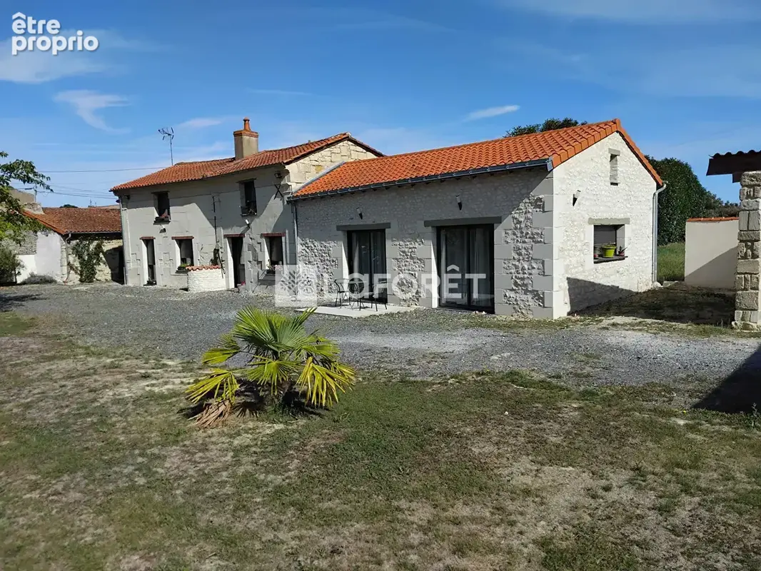 Photo Maison à Saint-Macaire-Du-Bois au prix de 312 900€