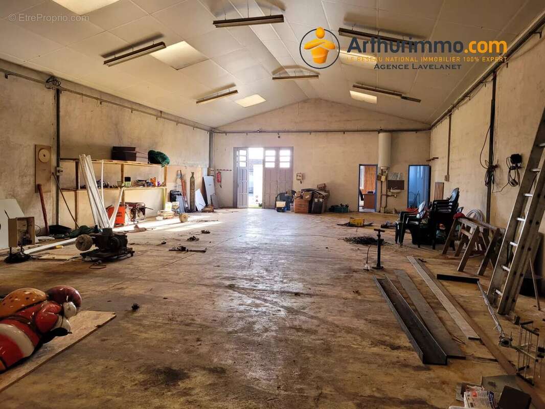 Commerce à LAROQUE-D'OLMES