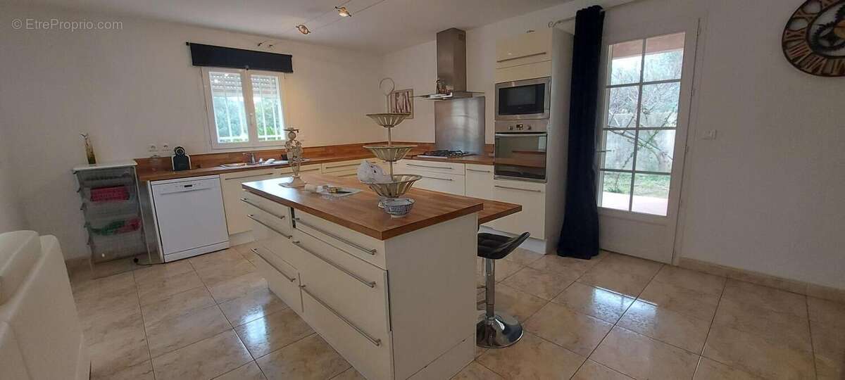 GARD. 30. GENERAC. Belle maison de 184 m2 de plain-pied sur terrain arboré de 1264 m² avec piscine - photo 3