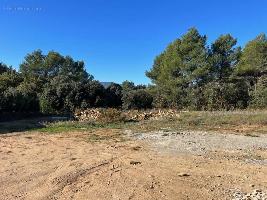 Terrain constructible à vendre à Ménerbes avec un permis obtenu - photo 4