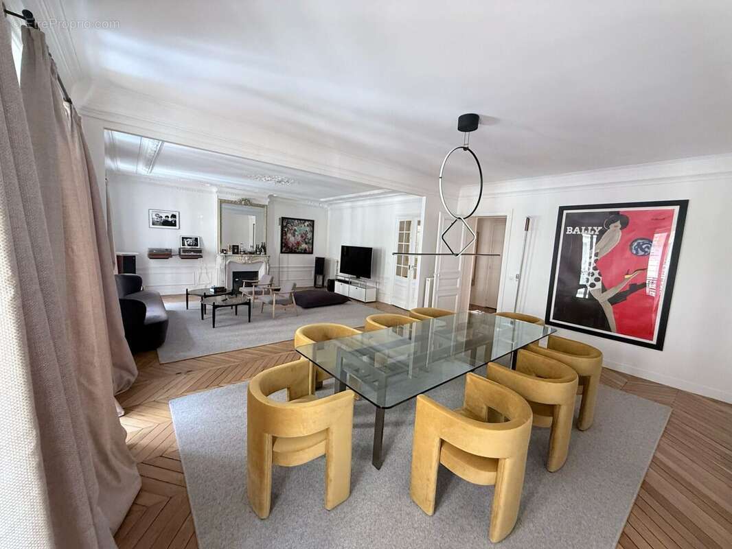 Appartement à PARIS-8E