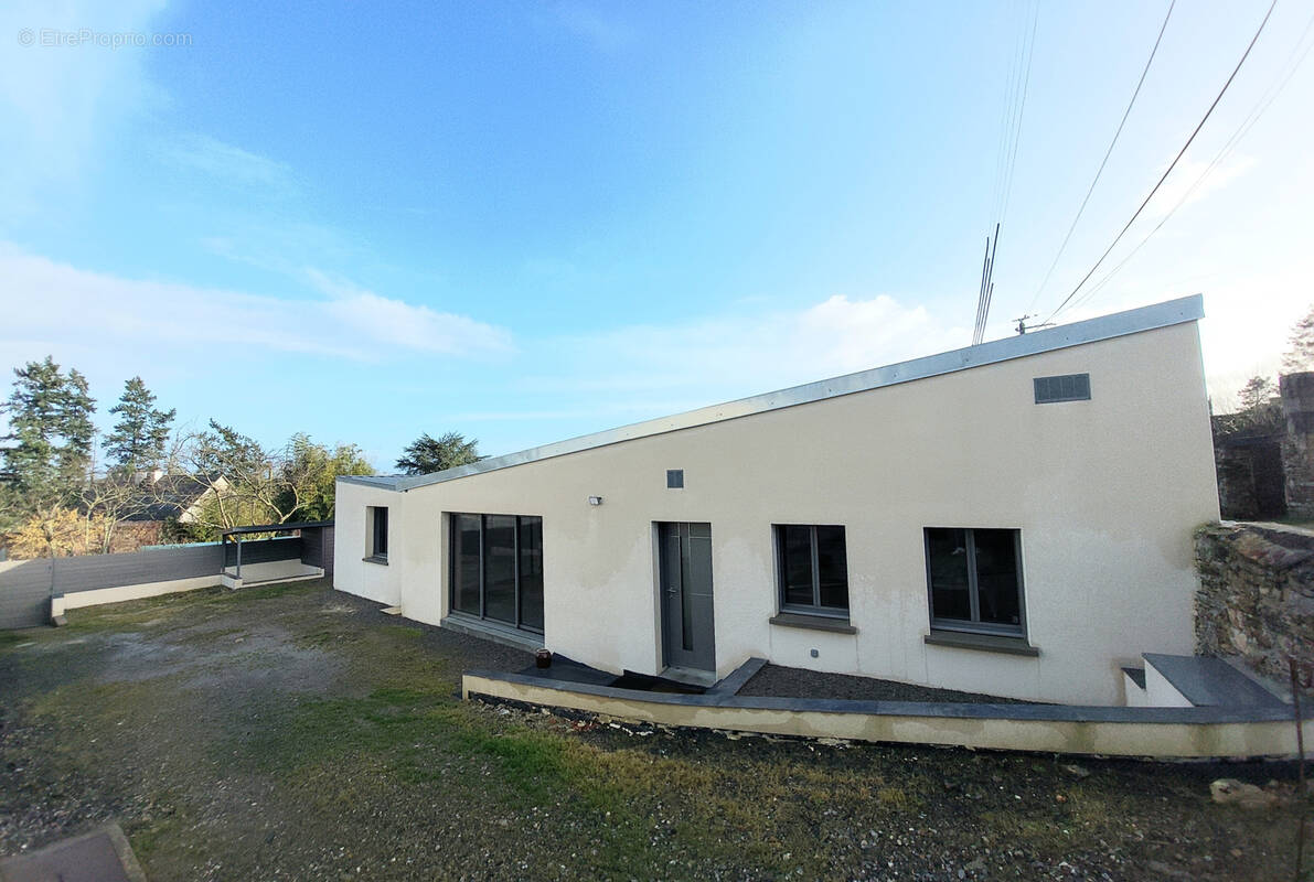 Maison à SAINT-JULIEN-DE-VOUVANTES