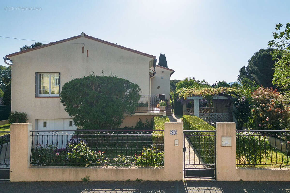CARCASSONNE - TREBES - Villa T4 184m² (99m²) avec jardin, vaste sous-sol aménagé, garage, puits, PAC - photo 15