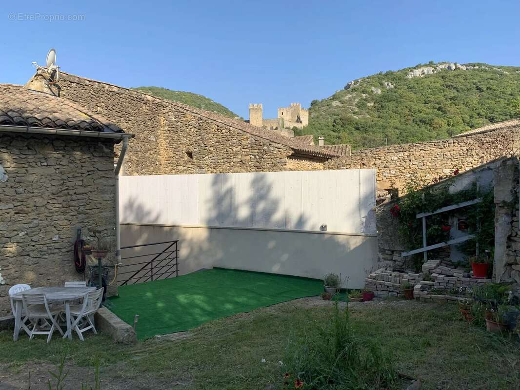 Maison à SAINT-MONTAN