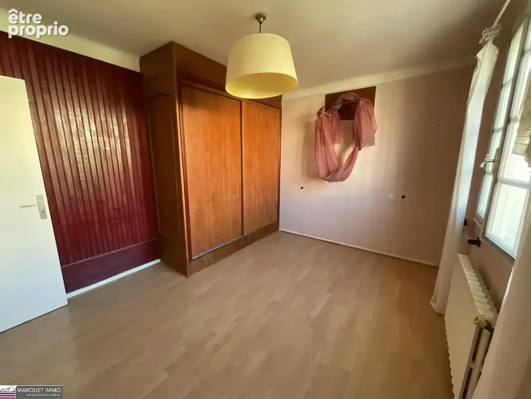 Cadre verdoyant et calme pour cette maison traditionnelle T6 de 141 m², en 3 faces, sur un terrain clos, arboré, piscinable et i - photo 11