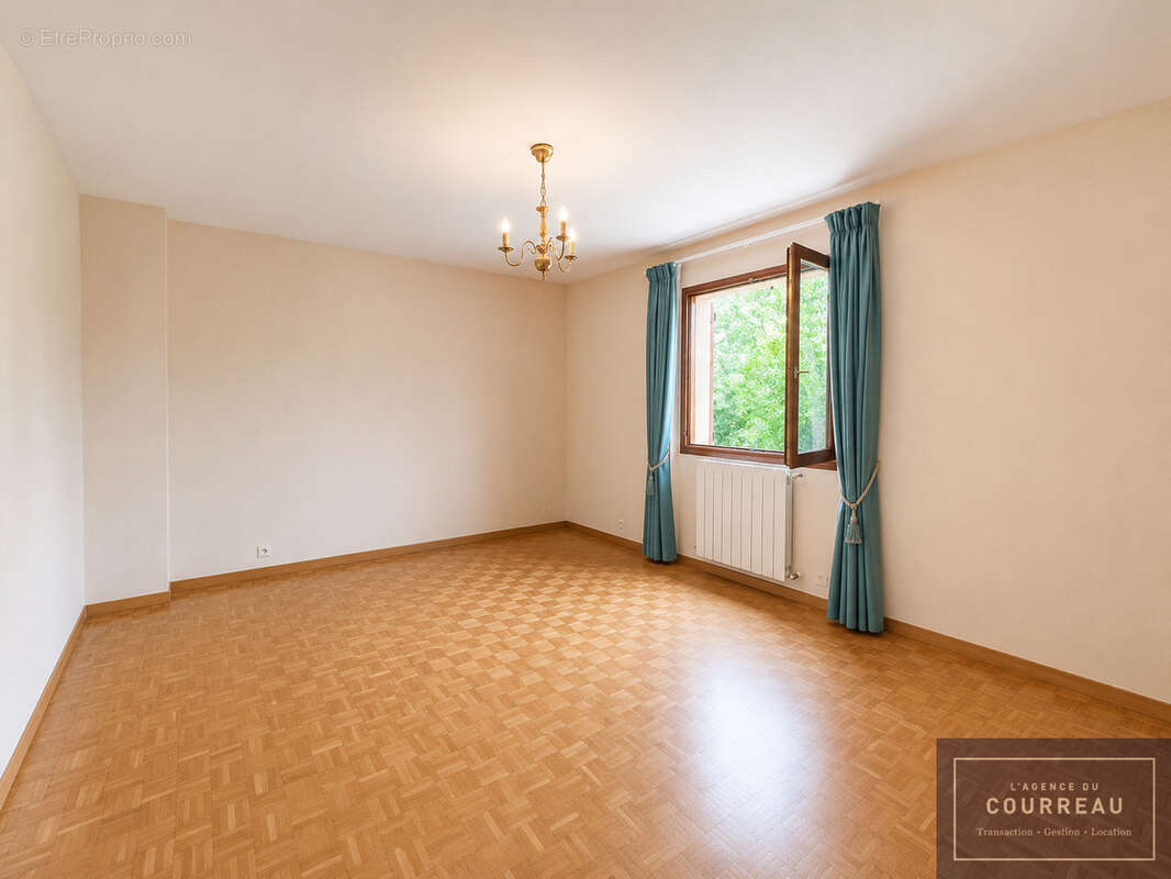 Villa de caractère de 281 m2 sur parcelle arborée de 2 000 m2 - photo 12