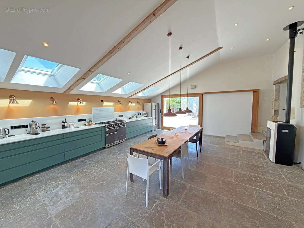 Charmante Propriété en Pierres avec Grange et Piscine ! - photo 6