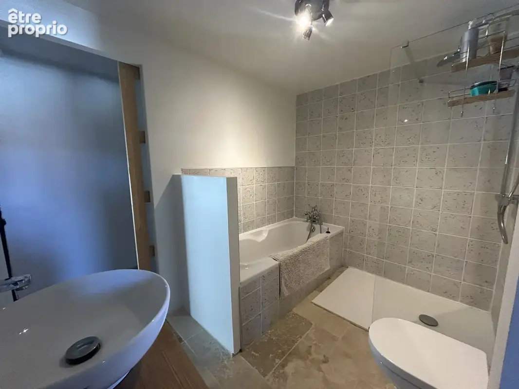 Maison de village, habitable de suite, dépendances, cour, jardinet - photo 10