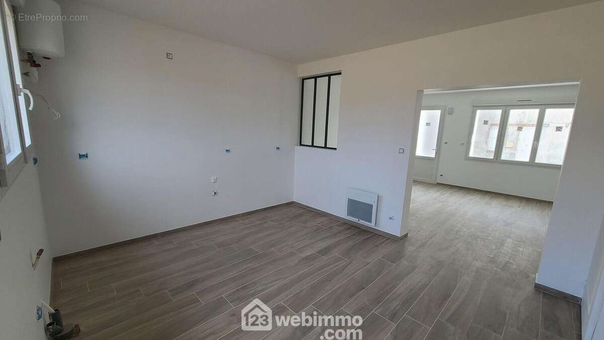 Espace cuisine coté nord avec accès à la cour sans vis à vis. - Maison à TALMONT-SAINT-HILAIRE