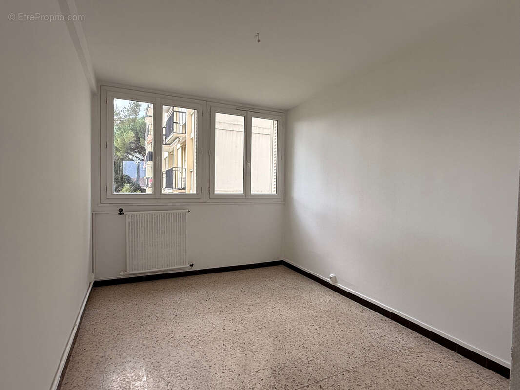 Appartement à BAGNOLS-SUR-CEZE