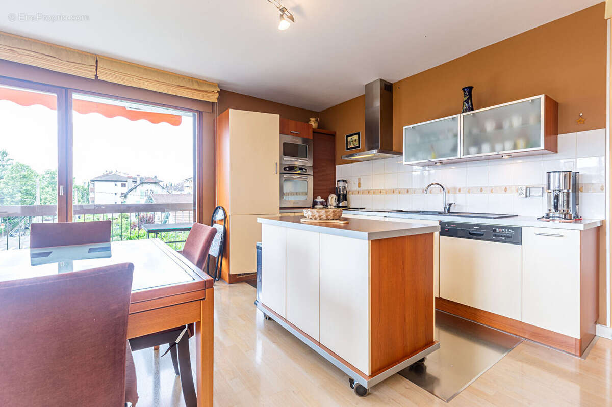 Agence immobiliere laforet - "tournesol" - annecy - appartement t3 traversant de 73.59m² - balcons - cave - garage en option - photo 6