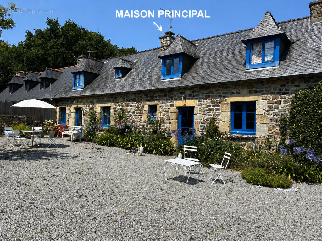 Ensemble immobilier d'exception   2 gîtes avec excellente rentabilité et une magnifique longère en pierre   Pr - photo 2