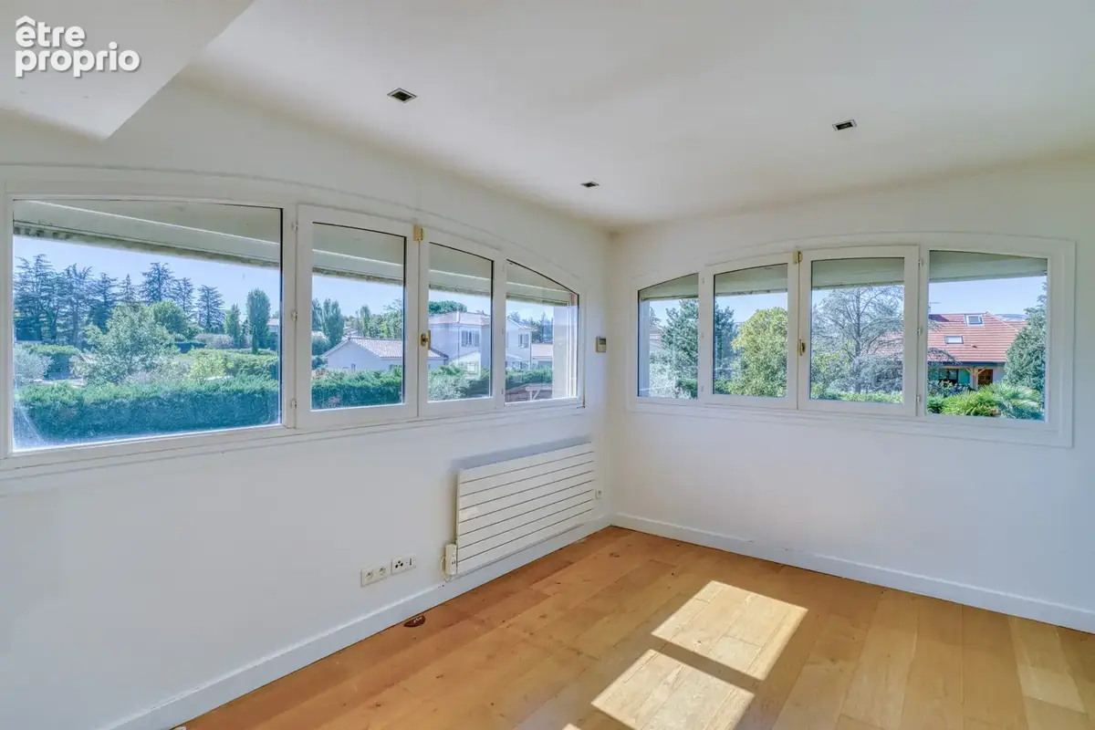 Proche commodités et calme pour cette maison climatisée avec piscine et s-sol complet - photo 14