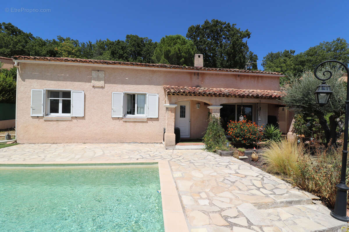 Flayosc exclusivite villa 136m2 3 chambres sur terrain 900m2 avec piscine - photo 6