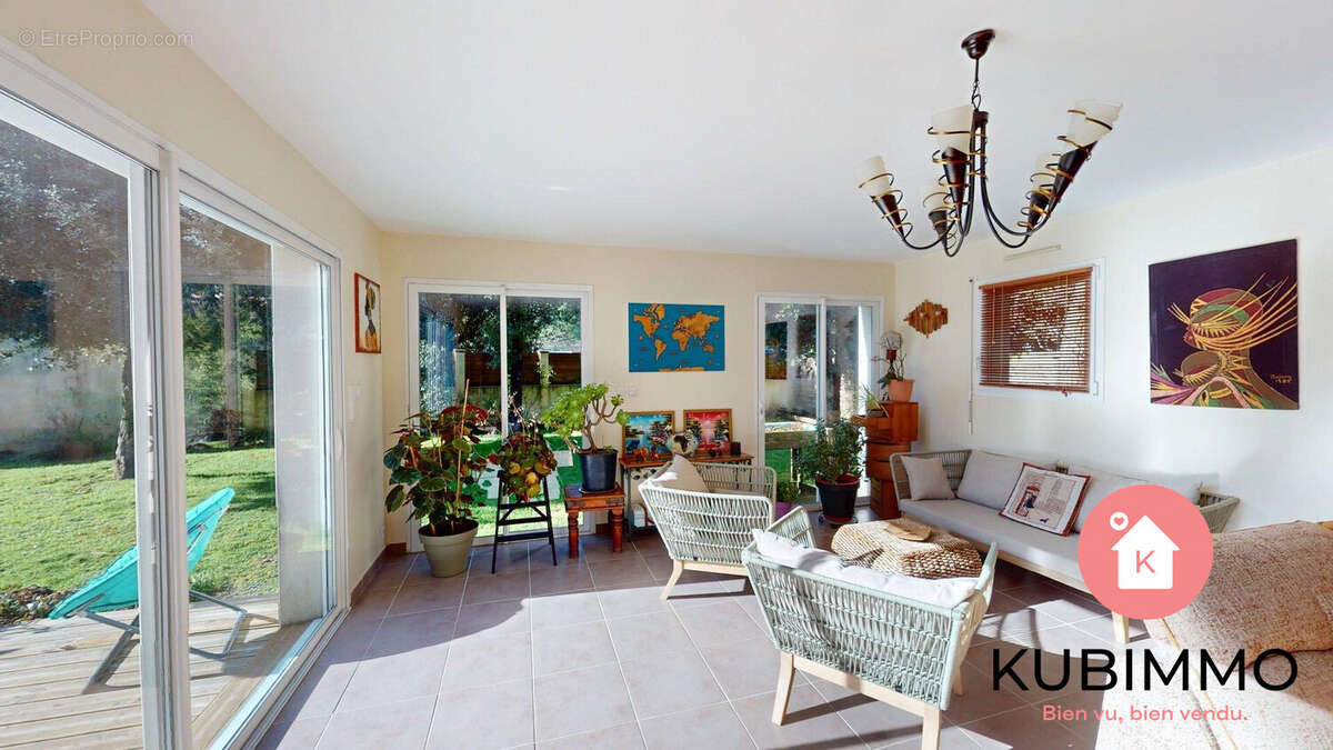 Séjour cosy de 41 m² avec insert - Maison à LONGEVILLE-SUR-MER