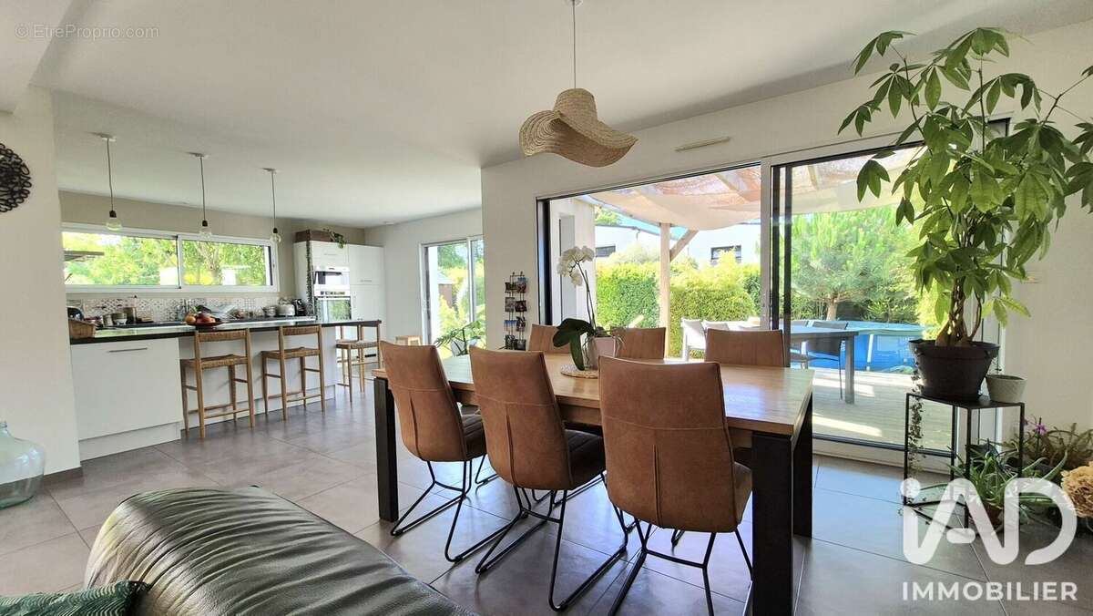 Maison 130 m² à Saint-Ave  - photo 2