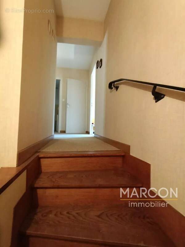 Maison à SAINT-HILAIRE-LE-CHATEAU