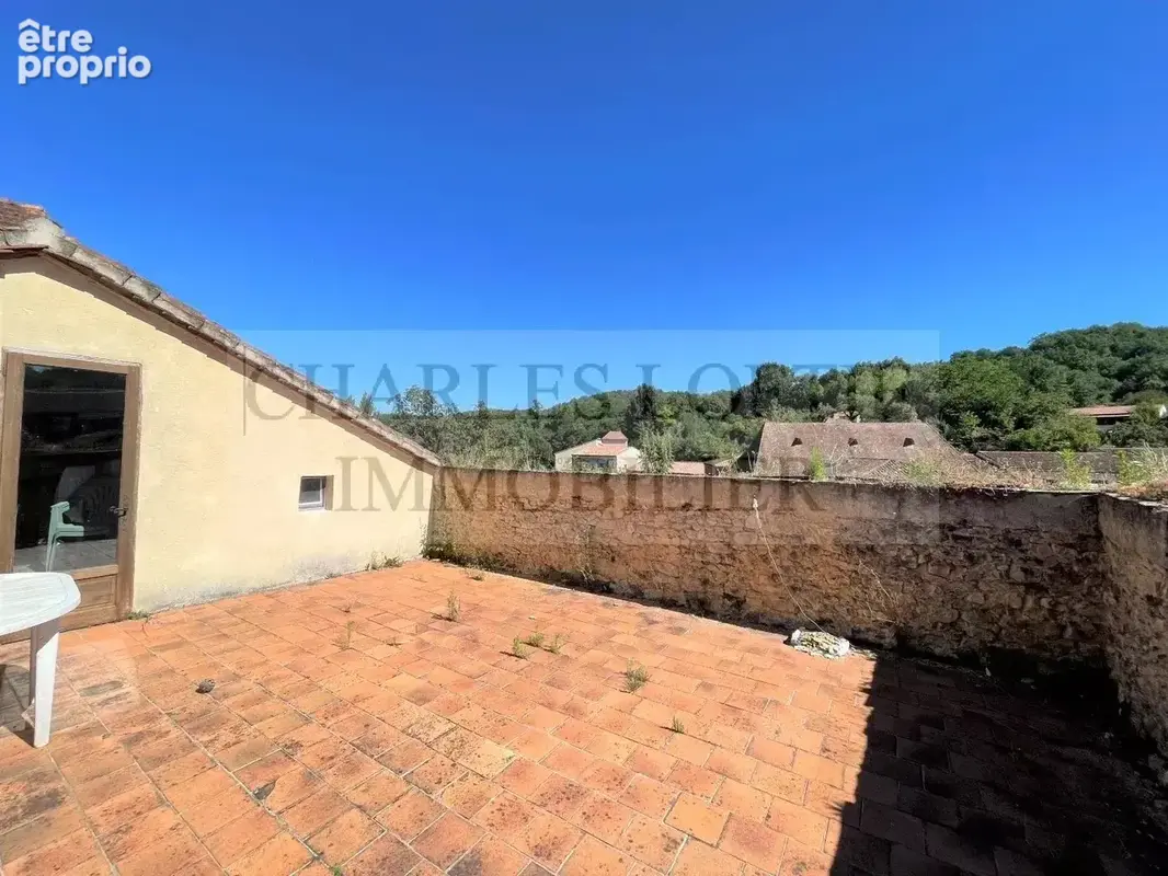 Spacieuse maison en pierre avec grande terrasse située à l'orée d'un village avec commerces et restaurant. - photo 3