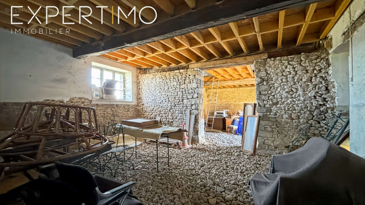 À VENDRE : Corp de ferme 230 m2 habitable (possibilité d'agrandissement), 380 m2 de granges et hangar 150 m2 - photo 17