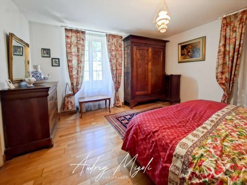 Propriété en pierre 8 pièces, 5 chambres, dépendances, piscine, terrain 7800m² - photo 11