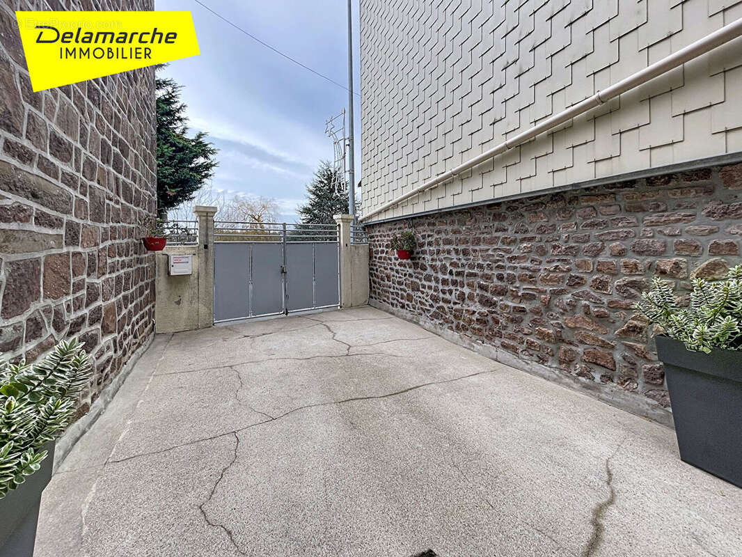 A VENDRE : Maison à proximité du centre bourg de Gavray - photo 12