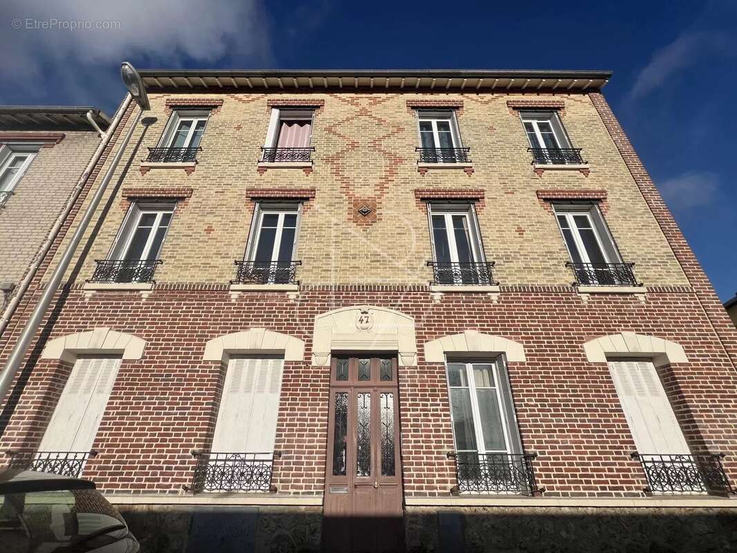 Appartement à COURBEVOIE