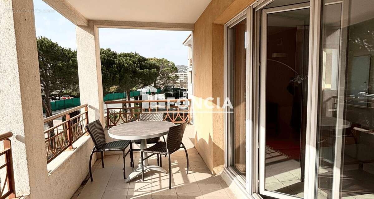 BAISSE DE PRIX !!!  Charmant 2 pièces avec terrasse - Grand parking en S/S à 5 min des plages et de La Napoule  Résidence avec p - photo 4